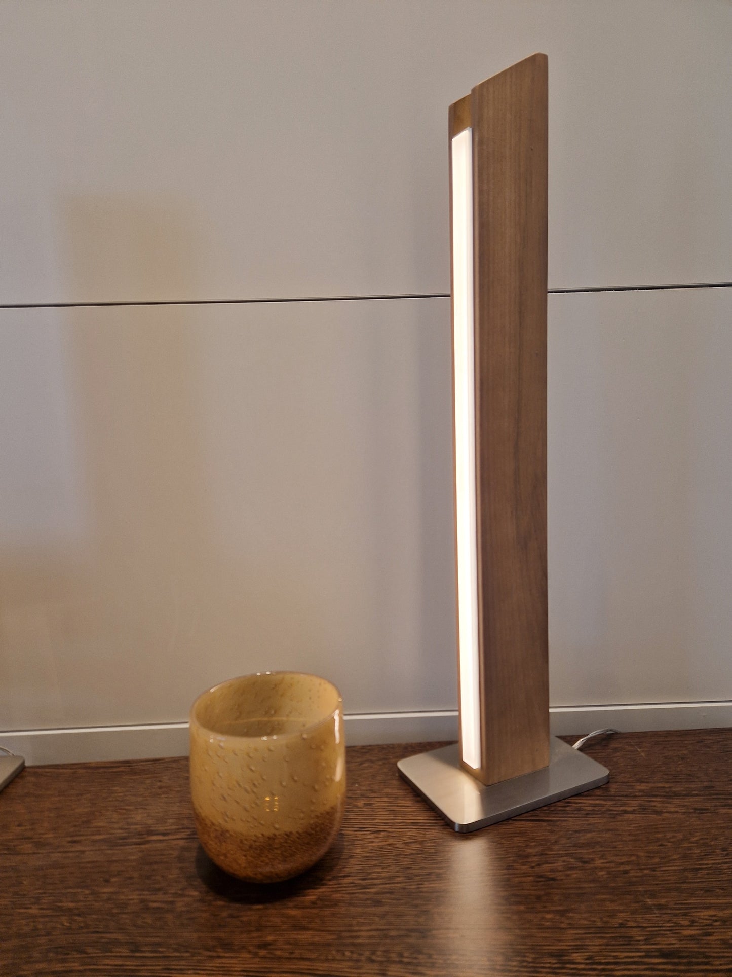 LED-Tischleuchte aus Holz mit stufenlosen Touch-Dimmer Unique