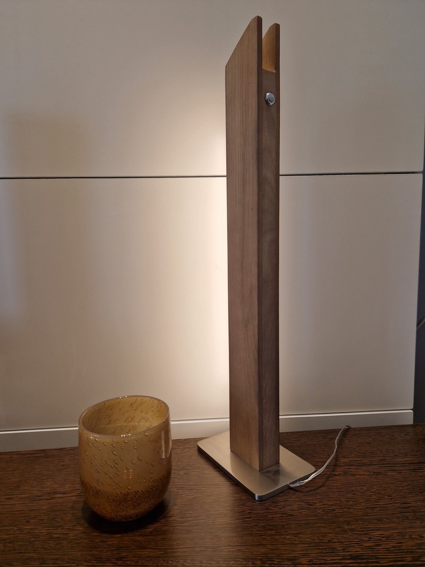 LED-Tischleuchte aus Holz mit stufenlosen Touch-Dimmer Unique